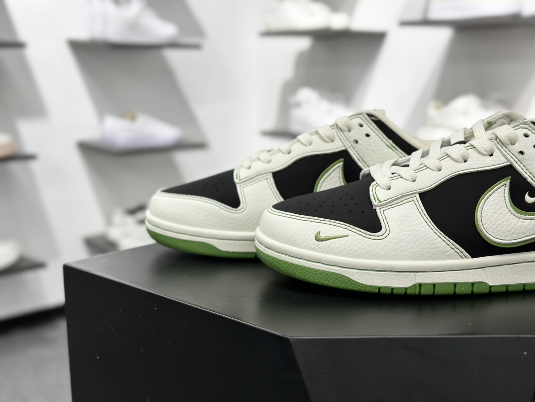 280 斯图西/Stussy x Nike By You SB Dunk Low Retro SP扣篮系列低帮滑板板鞋“联名白红深绿印面斯图西刺绣” SC9207-406
