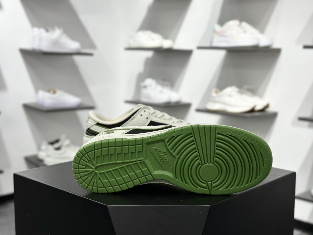 280 斯图西/Stussy x Nike By You SB Dunk Low Retro SP扣篮系列低帮滑板板鞋“联名白红深绿印面斯图西刺绣” SC9207-406