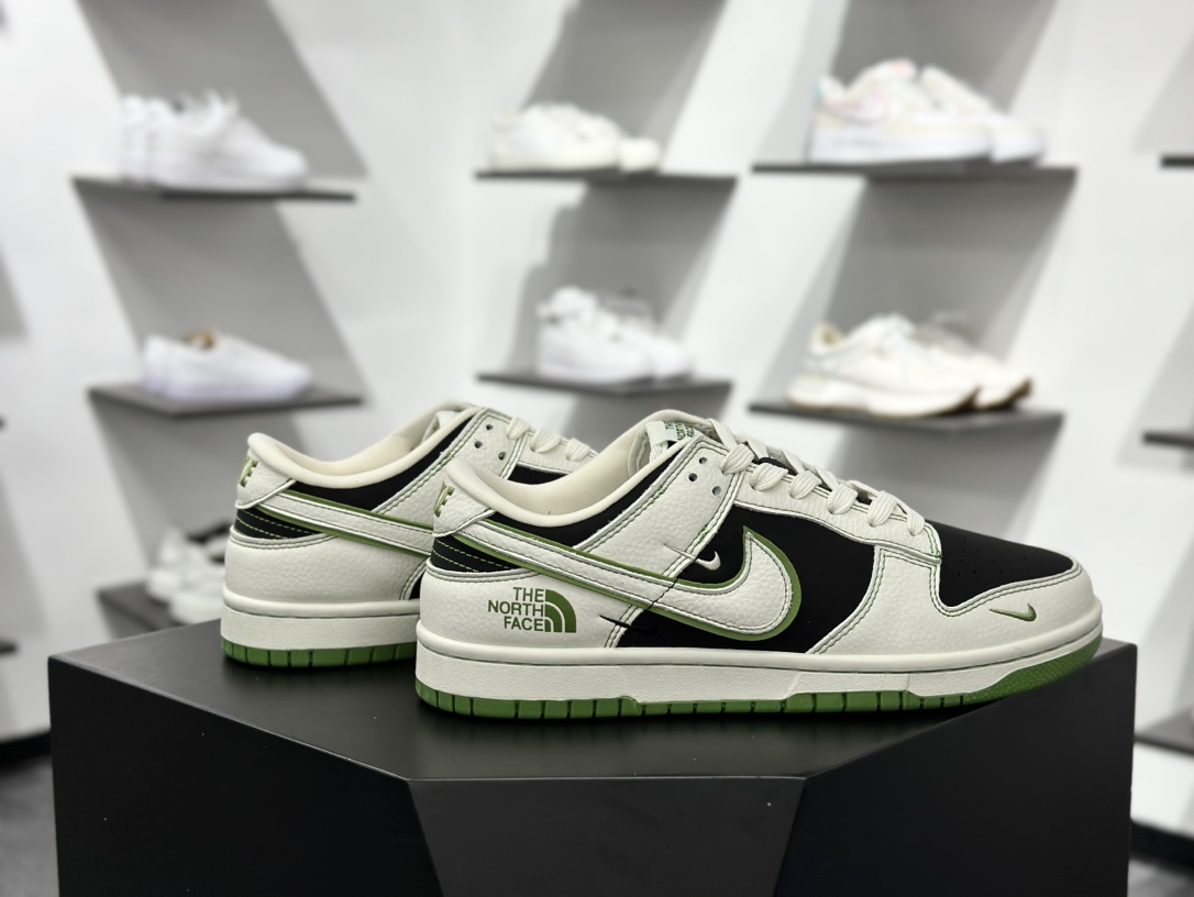 280 斯图西/Stussy x Nike By You SB Dunk Low Retro SP扣篮系列低帮滑板板鞋“联名白红深绿印面斯图西刺绣” SC9207-406