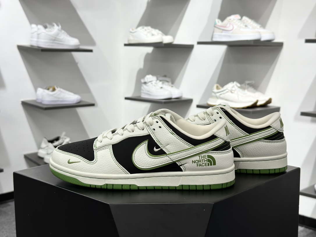 280 斯图西/Stussy x Nike By You SB Dunk Low Retro SP扣篮系列低帮滑板板鞋“联名白红深绿印面斯图西刺绣” SC9207-406