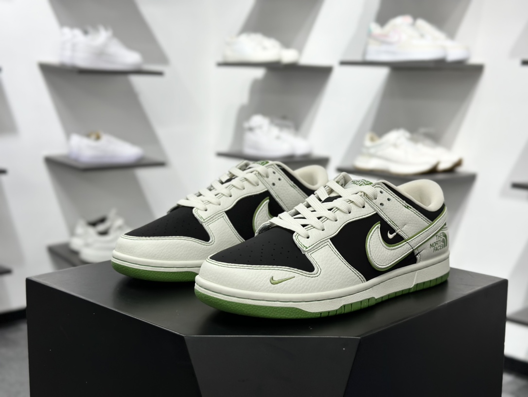 280 斯图西/Stussy x Nike By You SB Dunk Low Retro SP扣篮系列低帮滑板板鞋“联名白红深绿印面斯图西刺绣” SC9207-406