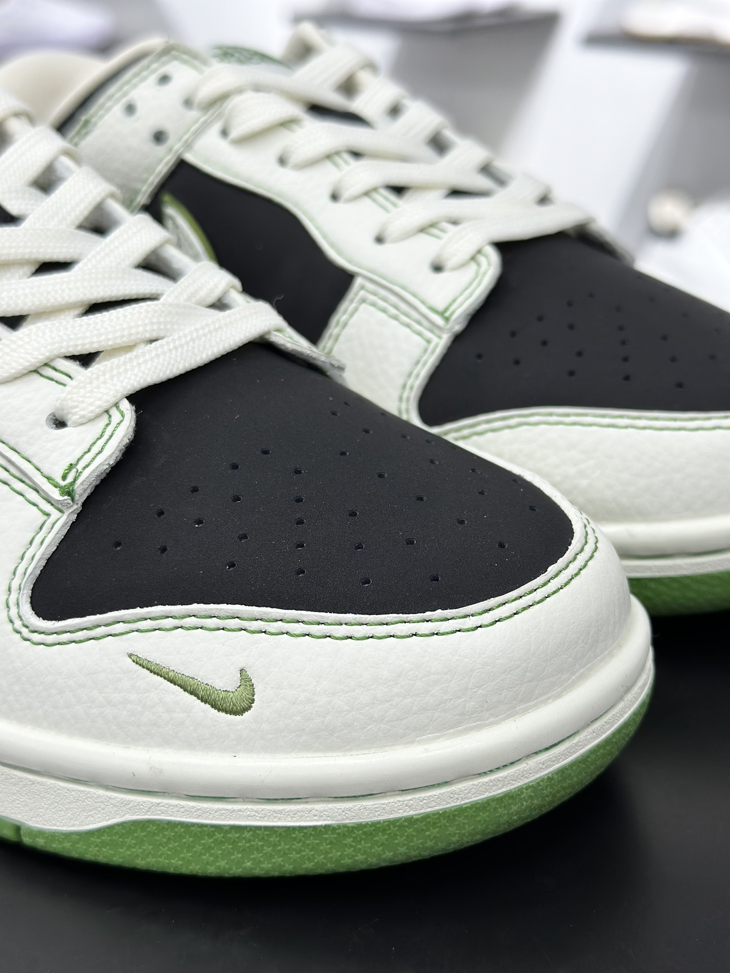 280 斯图西/Stussy x Nike By You SB Dunk Low Retro SP扣篮系列低帮滑板板鞋“联名白红深绿印面斯图西刺绣” SC9207-406