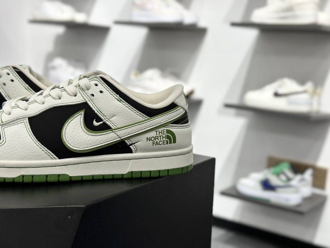 280 斯图西/Stussy x Nike By You SB Dunk Low Retro SP扣篮系列低帮滑板板鞋“联名白红深绿印面斯图西刺绣” SC9207-406