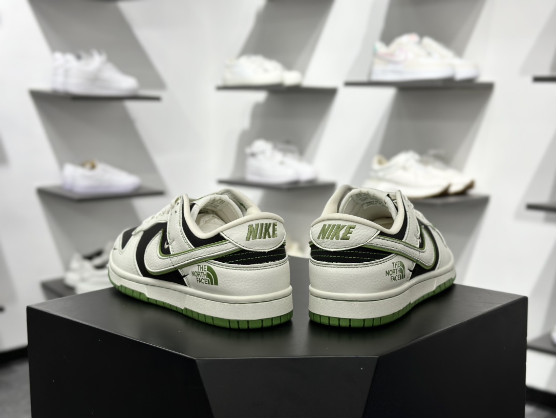 280 斯图西/Stussy x Nike By You SB Dunk Low Retro SP扣篮系列低帮滑板板鞋“联名白红深绿印面斯图西刺绣” SC9207-406