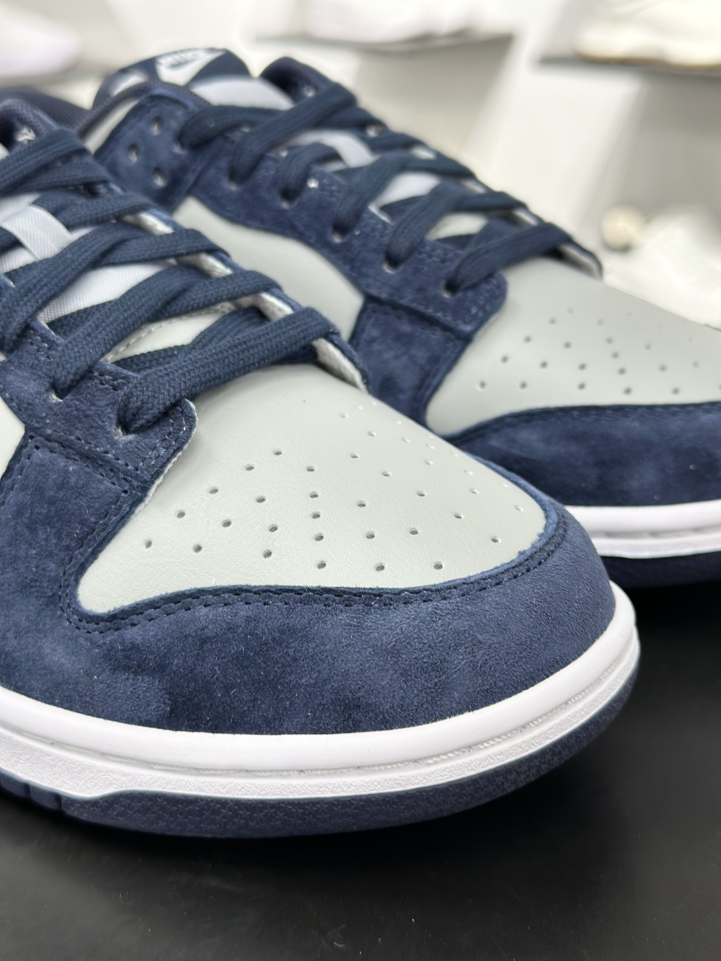 220 NIKE SB Dunk Low    IB3079-400
