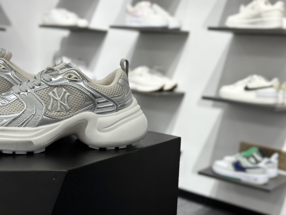 220 New York Yankees x MLB Winner Chunky 优胜者系列低帮慢跑鞋“金属银NY”3 3ASHW045N