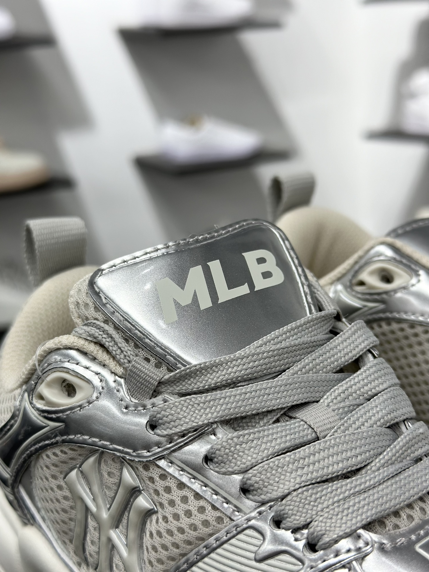 220 New York Yankees x MLB Winner Chunky 优胜者系列低帮慢跑鞋“金属银NY”3 3ASHW045N