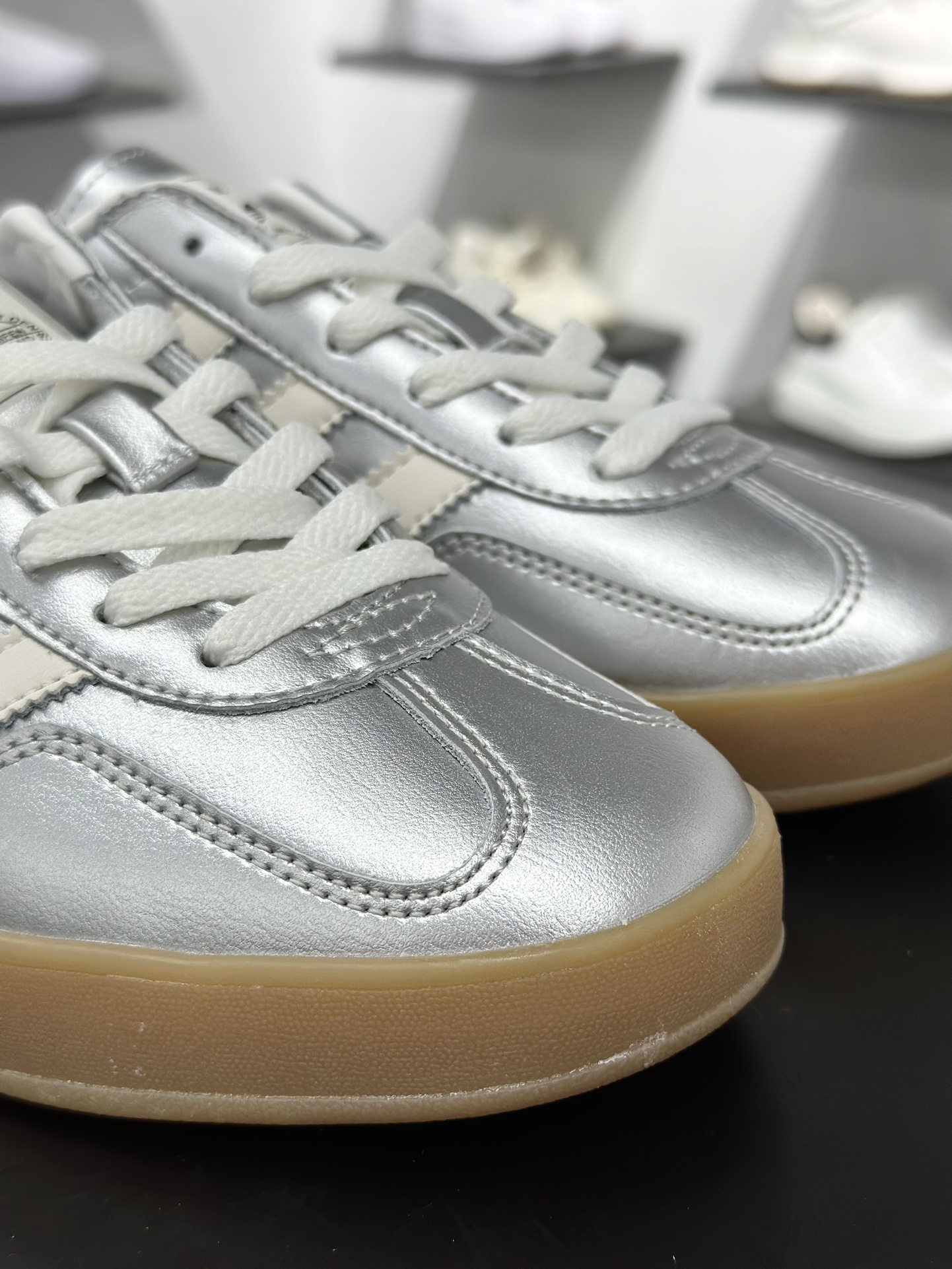 180 AD Gazelle Indoor Trainers 羚羊内训系列低帮复古百搭休闲运动德训风板鞋   JR1206