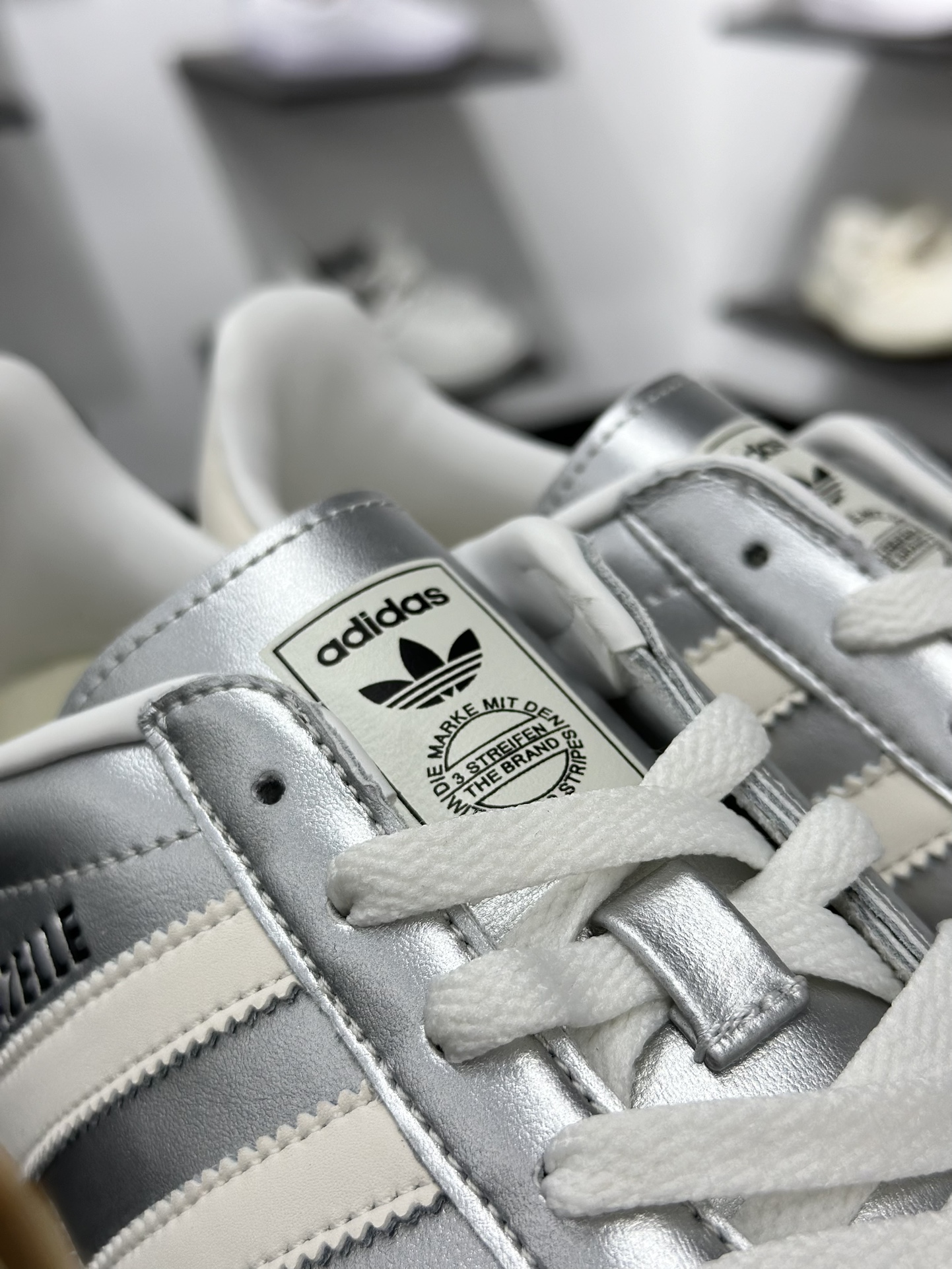 180 AD Gazelle Indoor Trainers 羚羊内训系列低帮复古百搭休闲运动德训风板鞋   JR1206