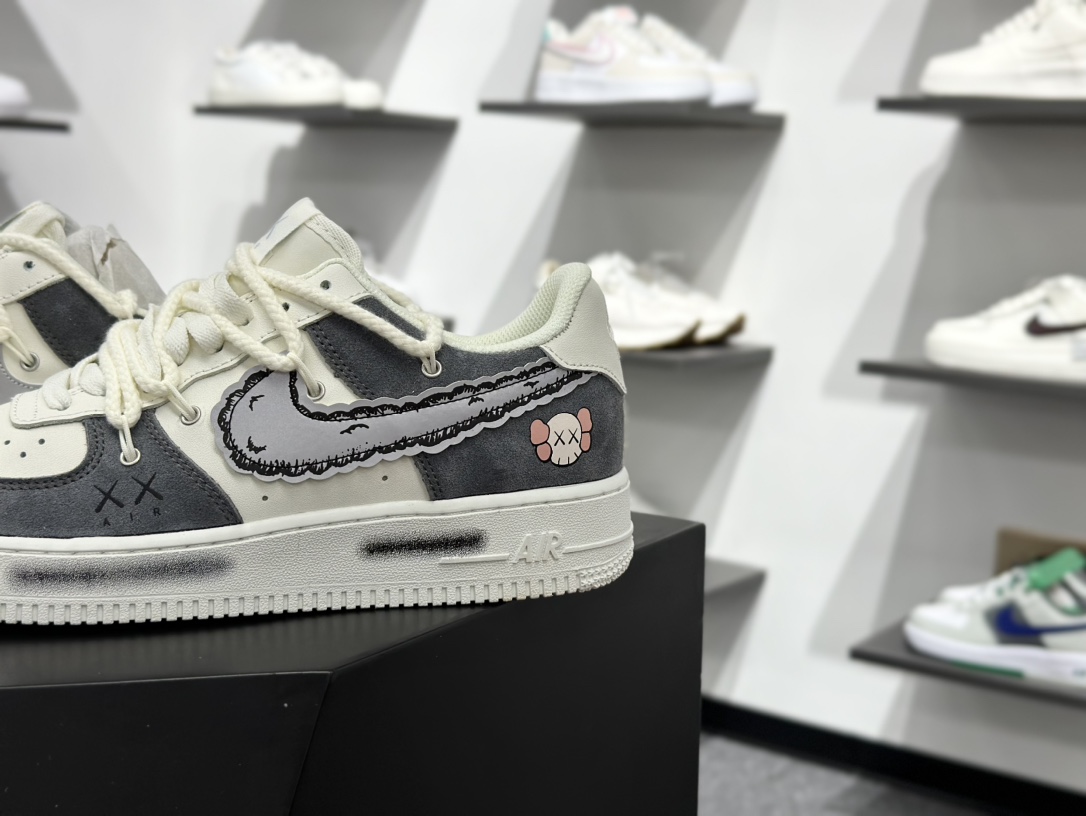 Nike Air Force 1 Low 07 x KAWS 白黑绑带 SL 888833