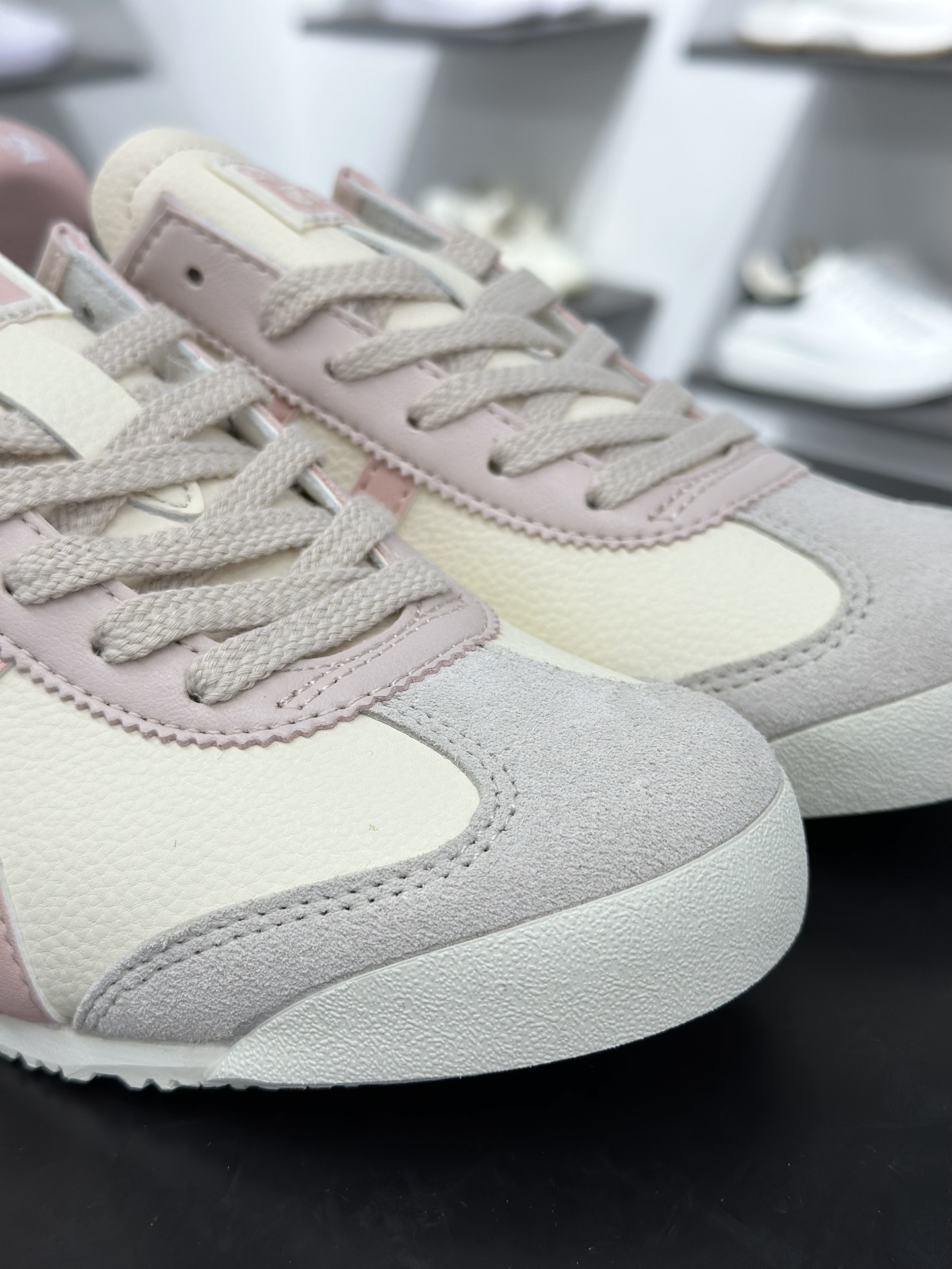140 Maison Patou x Onitsuka Tiger Mexico 66经典墨西哥系列低帮皮革慢跑鞋“联名白粉虎头” 1183A201-254