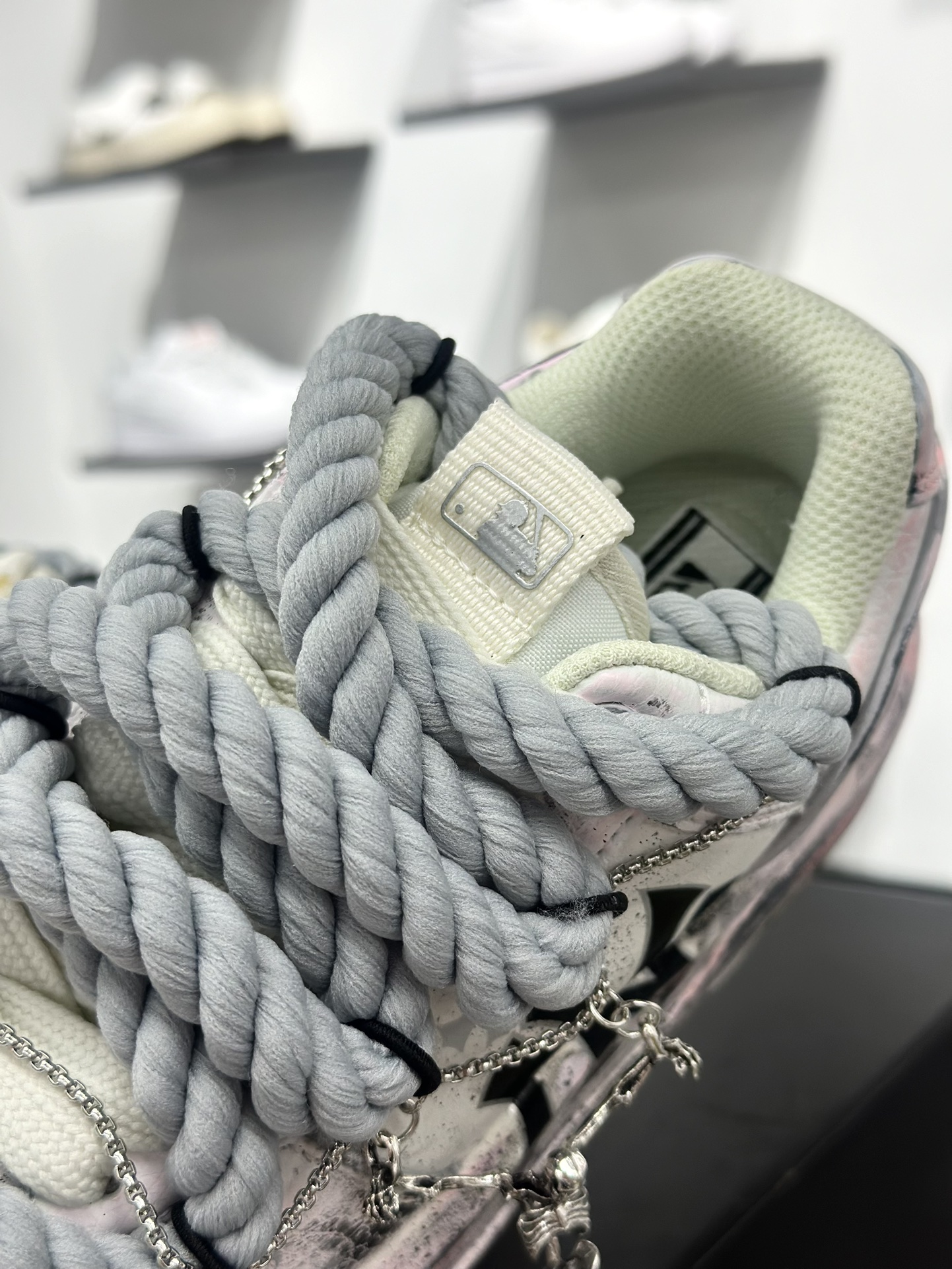 300 MLB Chunky Liner “灰粉枯朵” 哥特风 涂鸦做旧骷髅 防滑减震耐磨低帮板鞋 3ASXCA52N