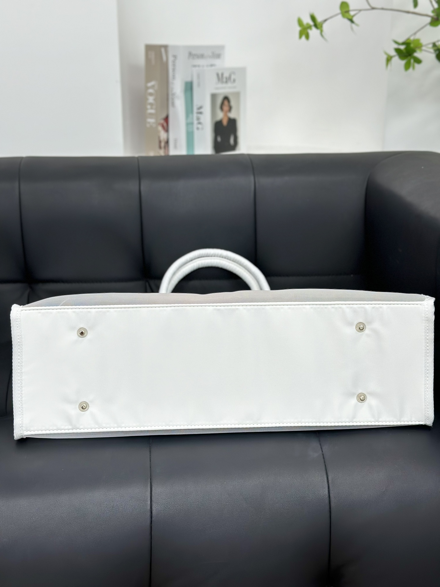 Alo yoga·经典黑大容量瑜伽网状手拎包!! alo yoga黑白大容量瑜伽网状手提包沙滩托特单肩包 速干淋浴储物袋运动健身托特包材质:镂空网布设计，容量很大平时出门健身游泳户外运动需要放入衣物、14寸笔记本电脑、健身装备都可… 两个颜色:白色 黑色 尺寸：36*51*18