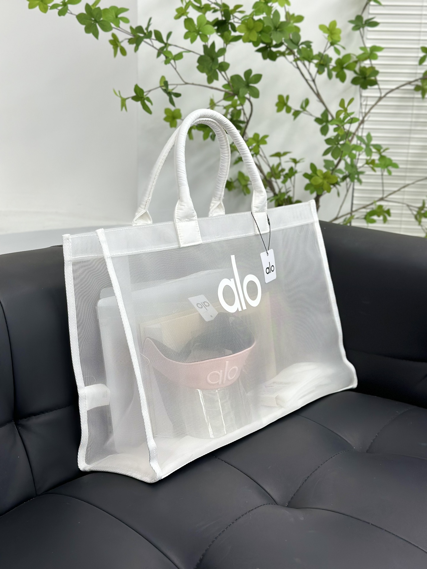 Alo yoga·经典黑大容量瑜伽网状手拎包!! alo yoga黑白大容量瑜伽网状手提包沙滩托特单肩包 速干淋浴储物袋运动健身托特包材质:镂空网布设计，容量很大平时出门健身游泳户外运动需要放入衣物、14寸笔记本电脑、健身装备都可… 两个颜色:白色 黑色 尺寸：36*51*18