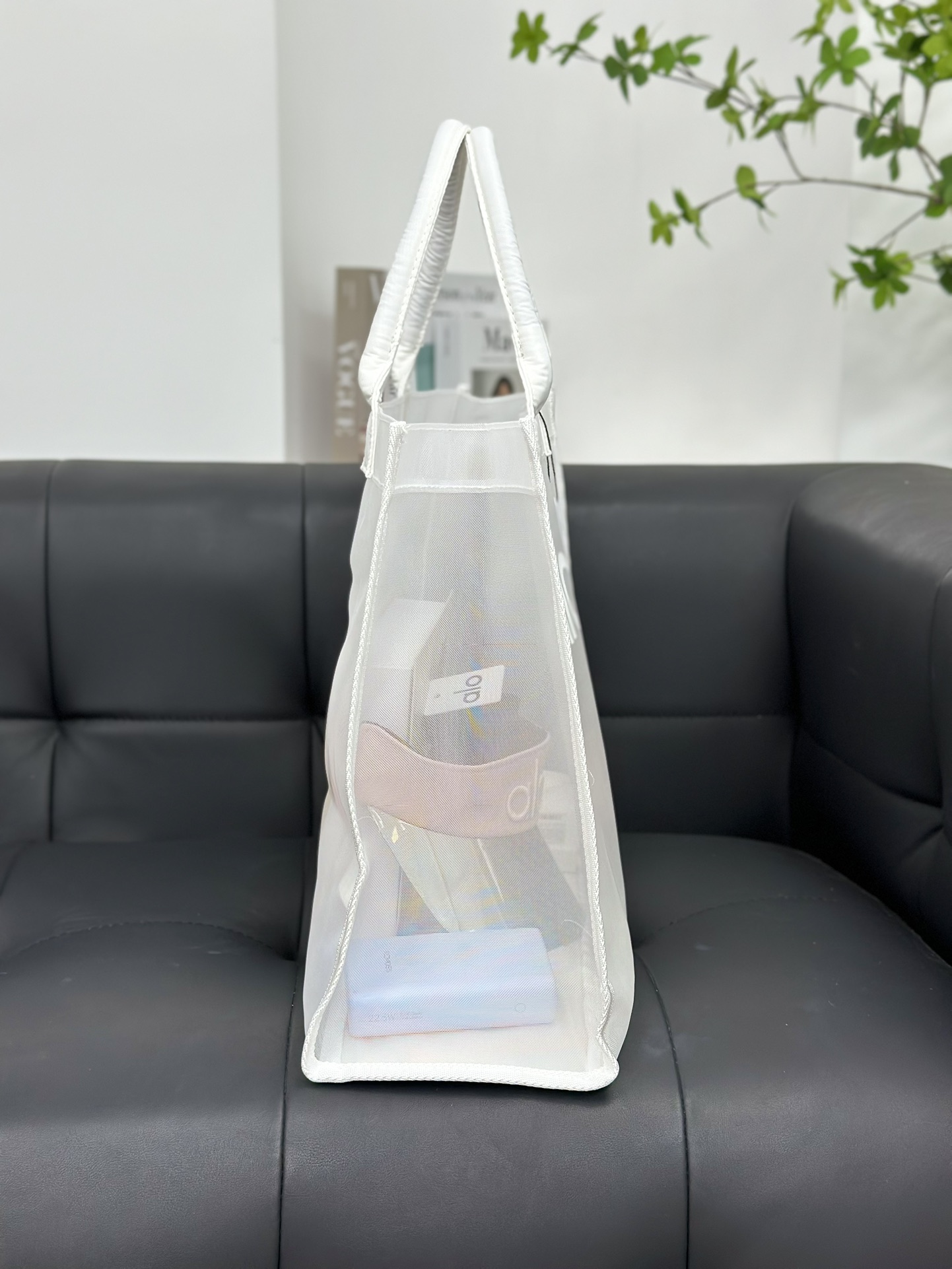 Alo yoga·经典黑大容量瑜伽网状手拎包!! alo yoga黑白大容量瑜伽网状手提包沙滩托特单肩包 速干淋浴储物袋运动健身托特包材质:镂空网布设计，容量很大平时出门健身游泳户外运动需要放入衣物、14寸笔记本电脑、健身装备都可… 两个颜色:白色 黑色 尺寸：36*51*18