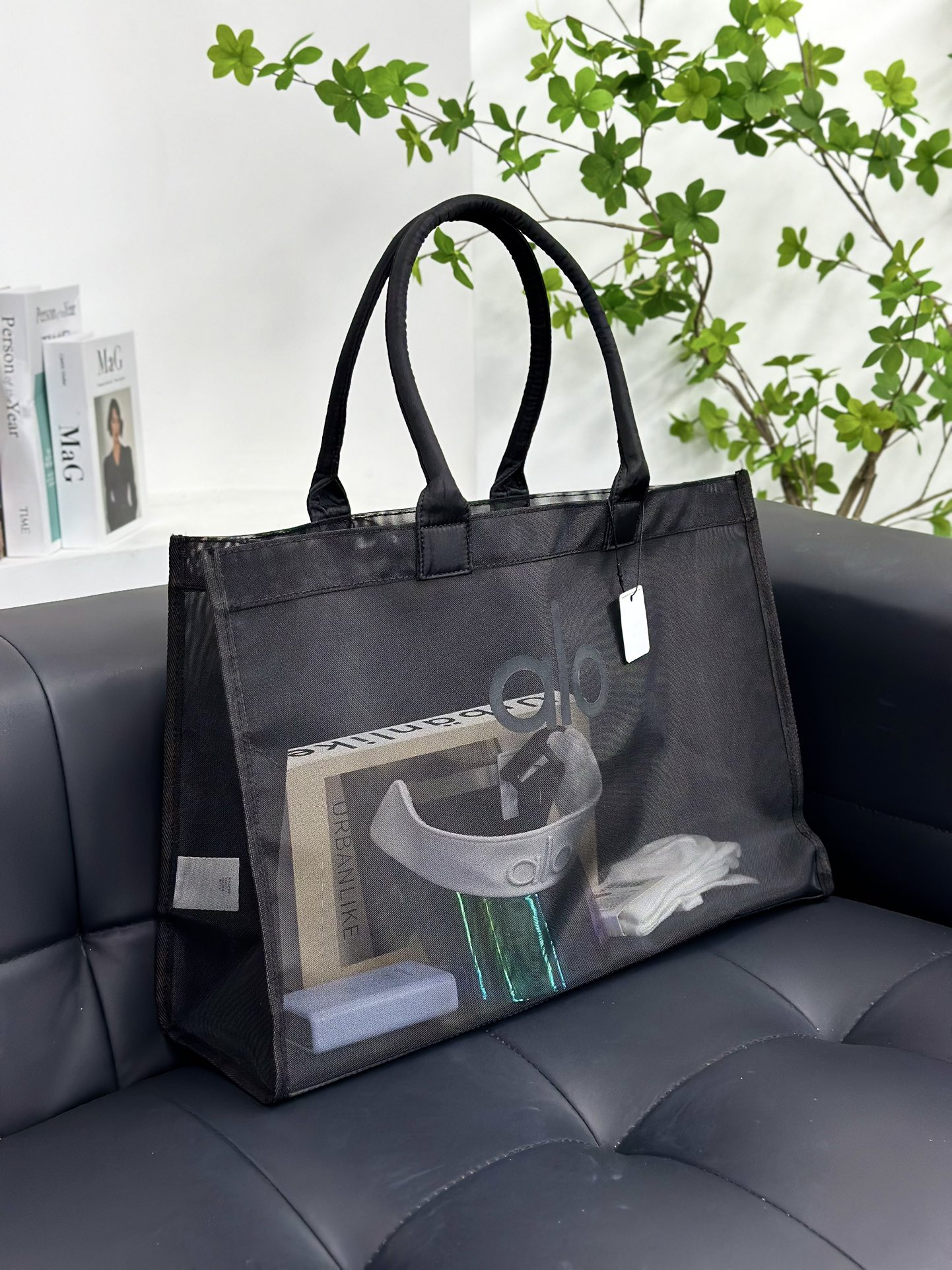 Alo yoga·经典黑大容量瑜伽网状手拎包!! alo yoga黑白大容量瑜伽网状手提包沙滩托特单肩包 速干淋浴储物袋运动健身托特包材质:镂空网布设计，容量很大平时出门健身游泳户外运动需要放入衣物、14寸笔记本电脑、健身装备都可… 两个颜色:白色 黑色 尺寸：36*51*18