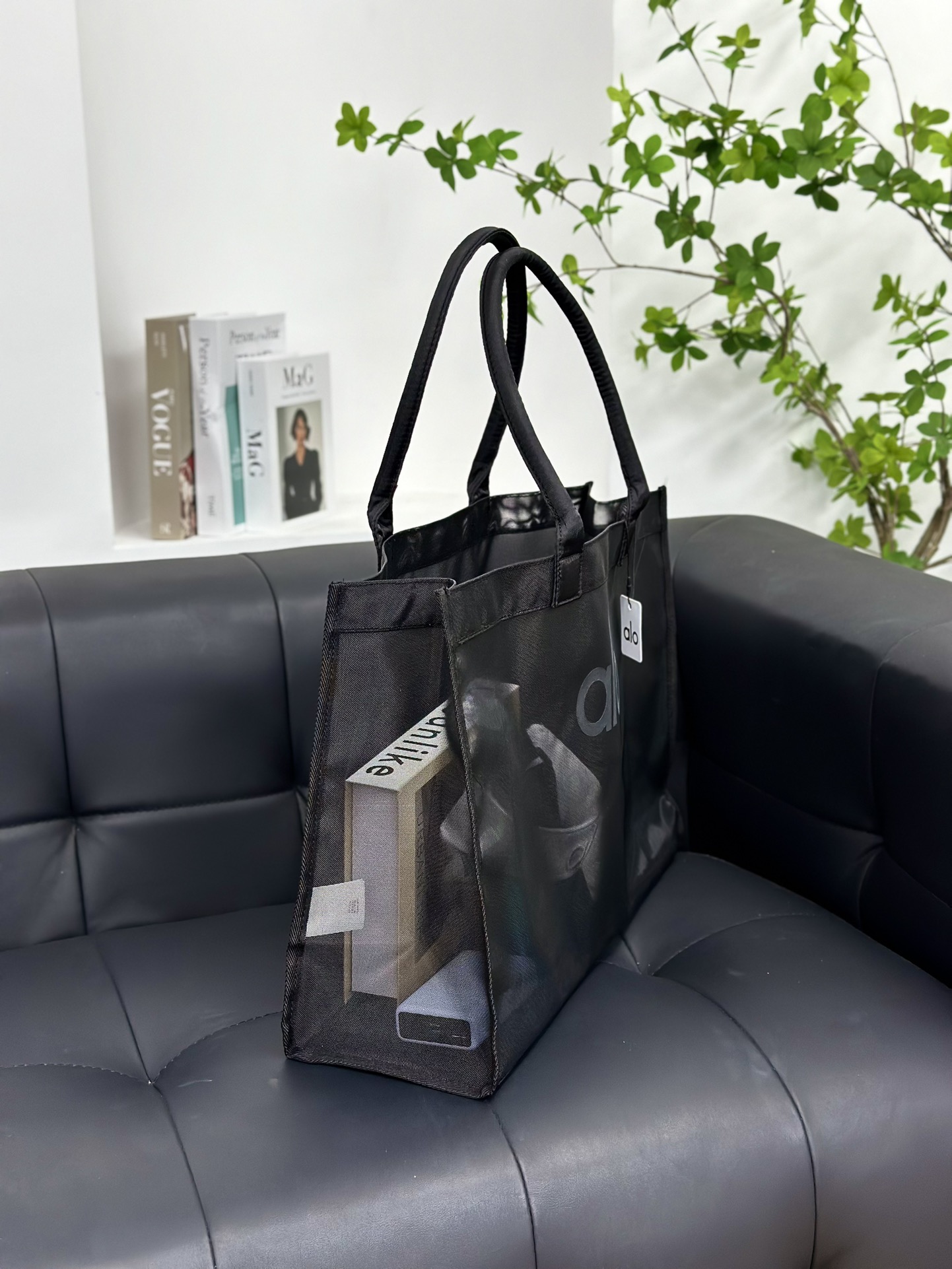 Alo yoga·经典黑大容量瑜伽网状手拎包!! alo yoga黑白大容量瑜伽网状手提包沙滩托特单肩包 速干淋浴储物袋运动健身托特包材质:镂空网布设计，容量很大平时出门健身游泳户外运动需要放入衣物、14寸笔记本电脑、健身装备都可… 两个颜色:白色 黑色 尺寸：36*51*18