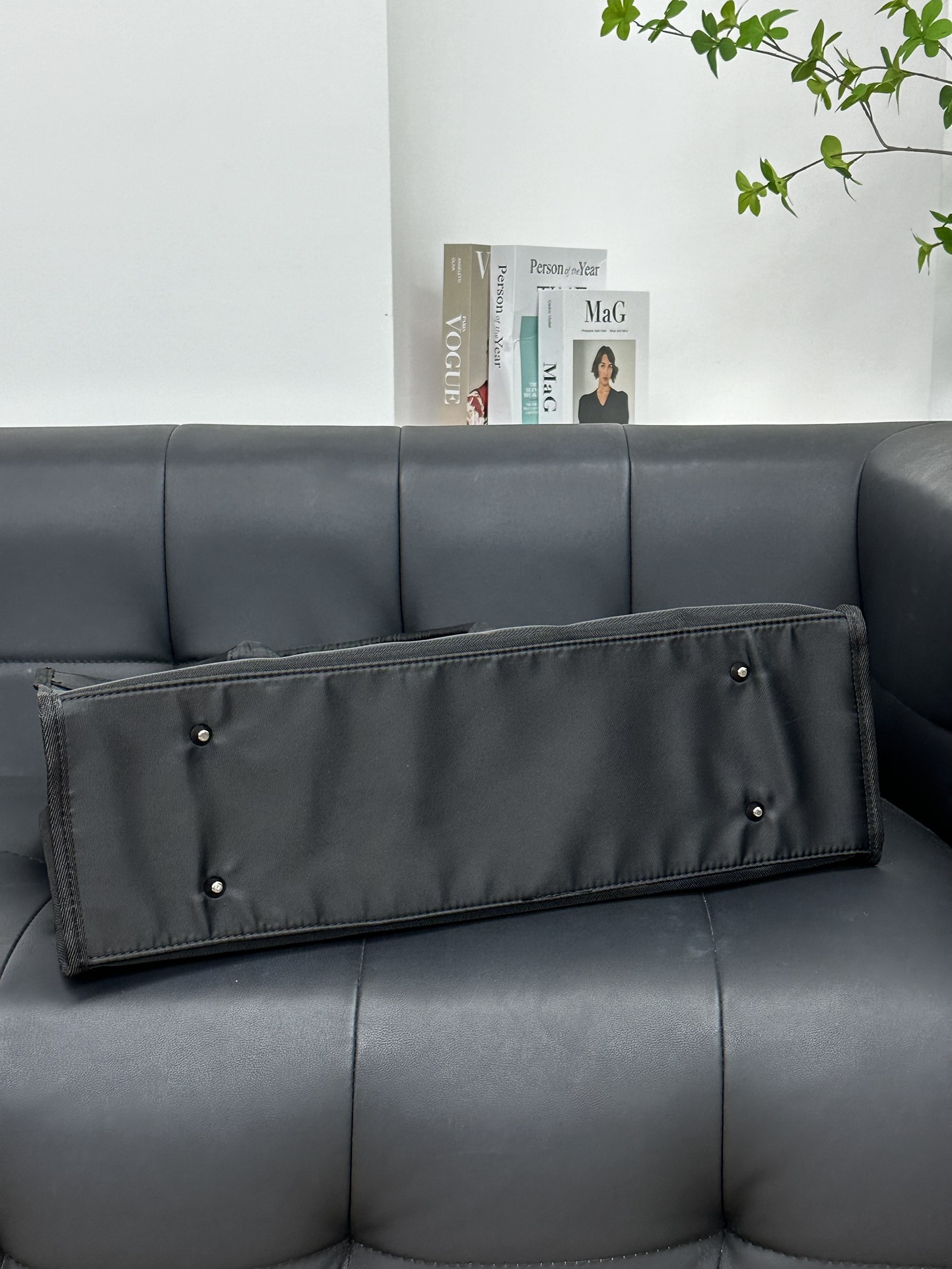 Alo yoga·经典黑大容量瑜伽网状手拎包!! alo yoga黑白大容量瑜伽网状手提包沙滩托特单肩包 速干淋浴储物袋运动健身托特包材质:镂空网布设计，容量很大平时出门健身游泳户外运动需要放入衣物、14寸笔记本电脑、健身装备都可… 两个颜色:白色 黑色 尺寸：36*51*18