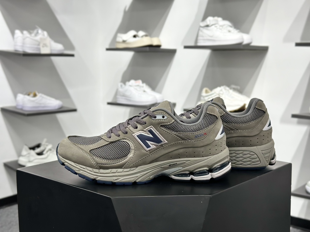新百伦 NEW NB2002 复古运动鞋 灰色 专治各种不帅秋冬季节非常合适穿搭 鞋身轻便 ML2002RA