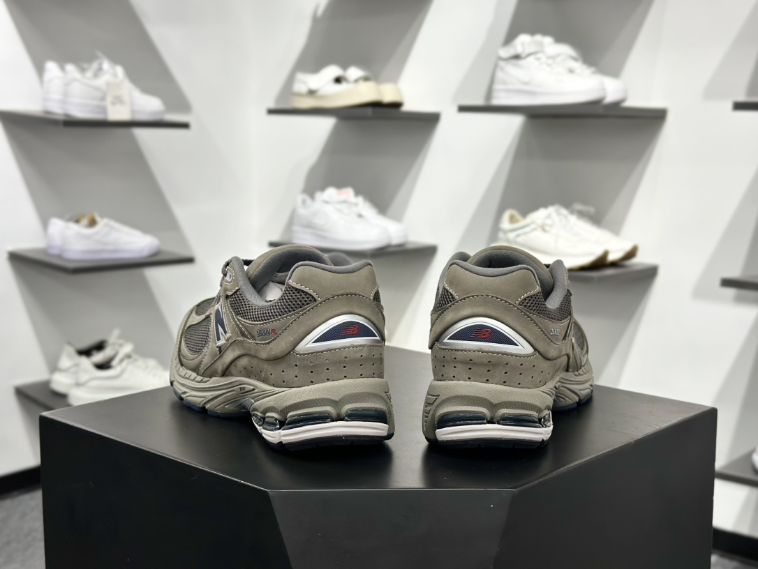 新百伦 NEW NB2002 复古运动鞋 灰色 专治各种不帅秋冬季节非常合适穿搭 鞋身轻便 ML2002RA