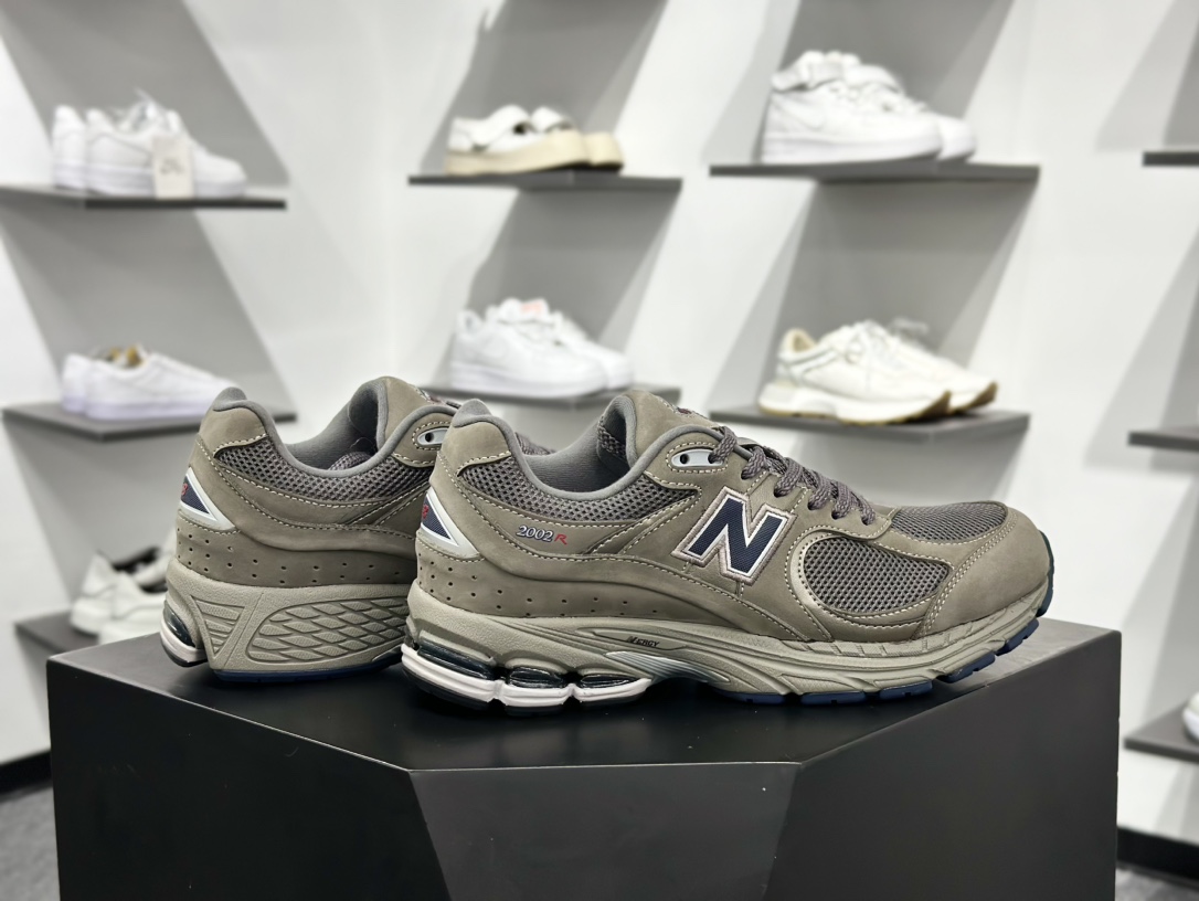 新百伦 NEW NB2002 复古运动鞋 灰色 专治各种不帅秋冬季节非常合适穿搭 鞋身轻便 ML2002RA