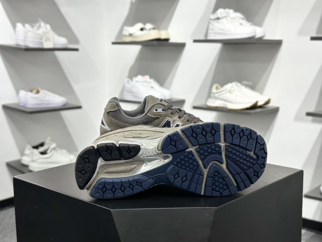 新百伦 NEW NB2002 复古运动鞋 灰色 专治各种不帅秋冬季节非常合适穿搭 鞋身轻便 ML2002RA
