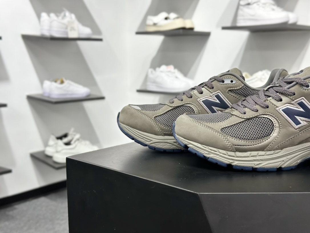 新百伦 NEW NB2002 复古运动鞋 灰色 专治各种不帅秋冬季节非常合适穿搭 鞋身轻便 ML2002RA