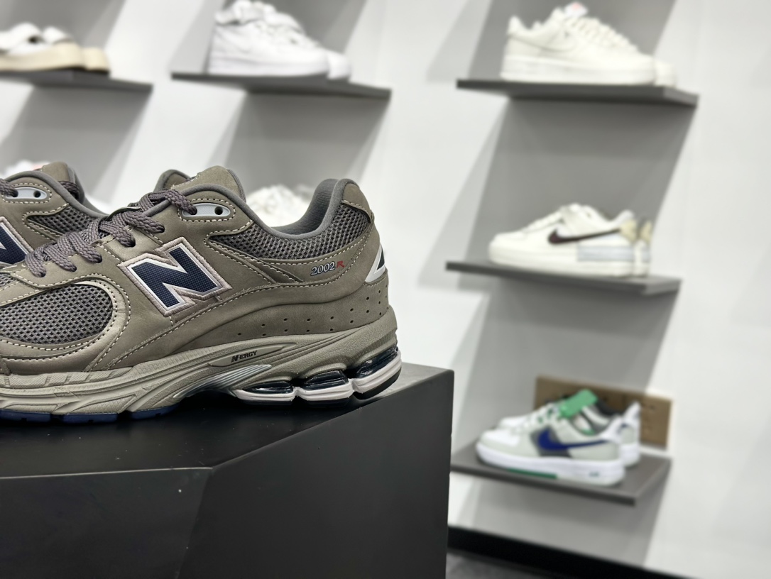 新百伦 NEW NB2002 复古运动鞋 灰色 专治各种不帅秋冬季节非常合适穿搭 鞋身轻便 ML2002RA