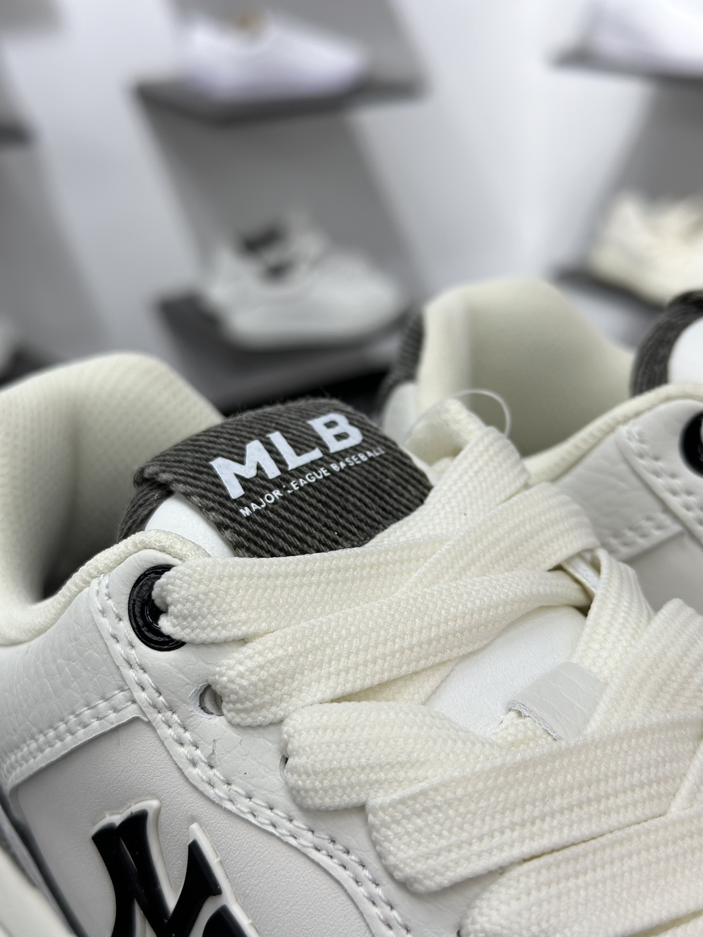 New York Yankees x MLB Chunky Liner Low 洋基队学长鞋系列低帮老爹风轻量增高厚底百搭休闲运动板鞋 3ASXD015N