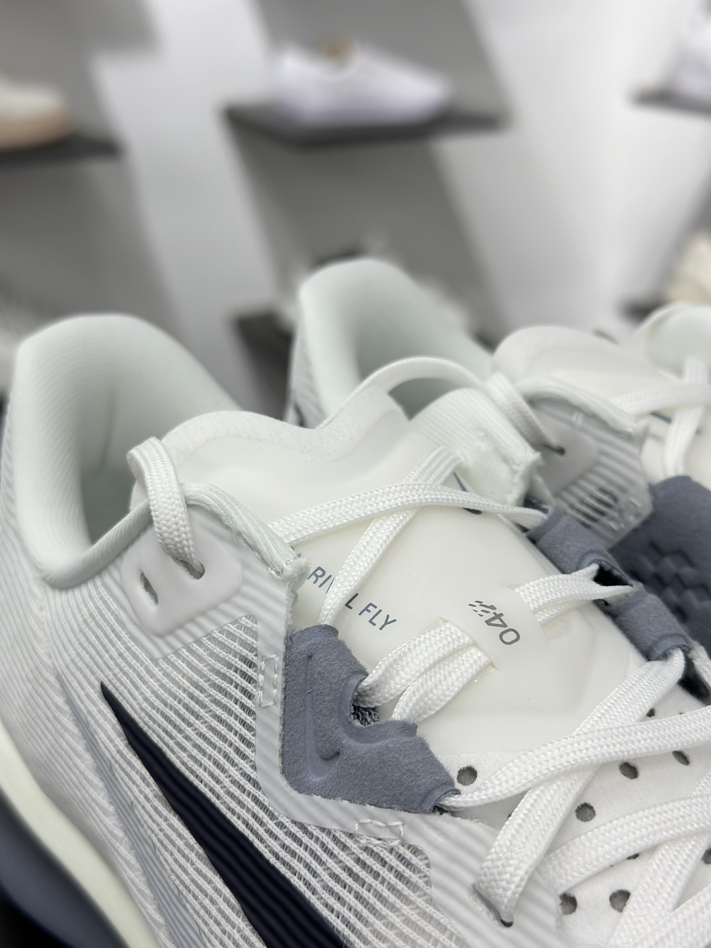 NK ZoomX Invincible Run Flyknit 6 轻量跑鞋 飞织低帮休闲运动慢跑鞋 厚底增高 老爹鞋 FV6040-102
