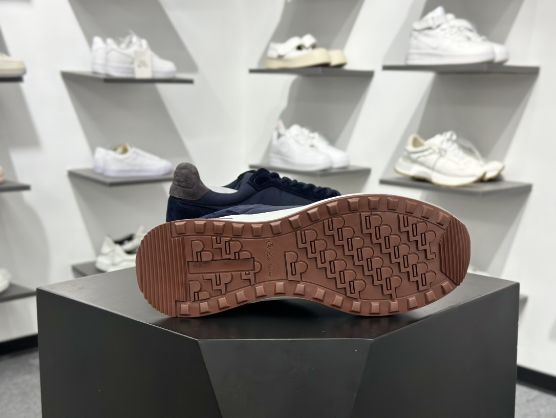 Loro Piana 男士皮革休闲鞋低调奢华 Loro Piana 顶级皮革以自然纹理诠释质感