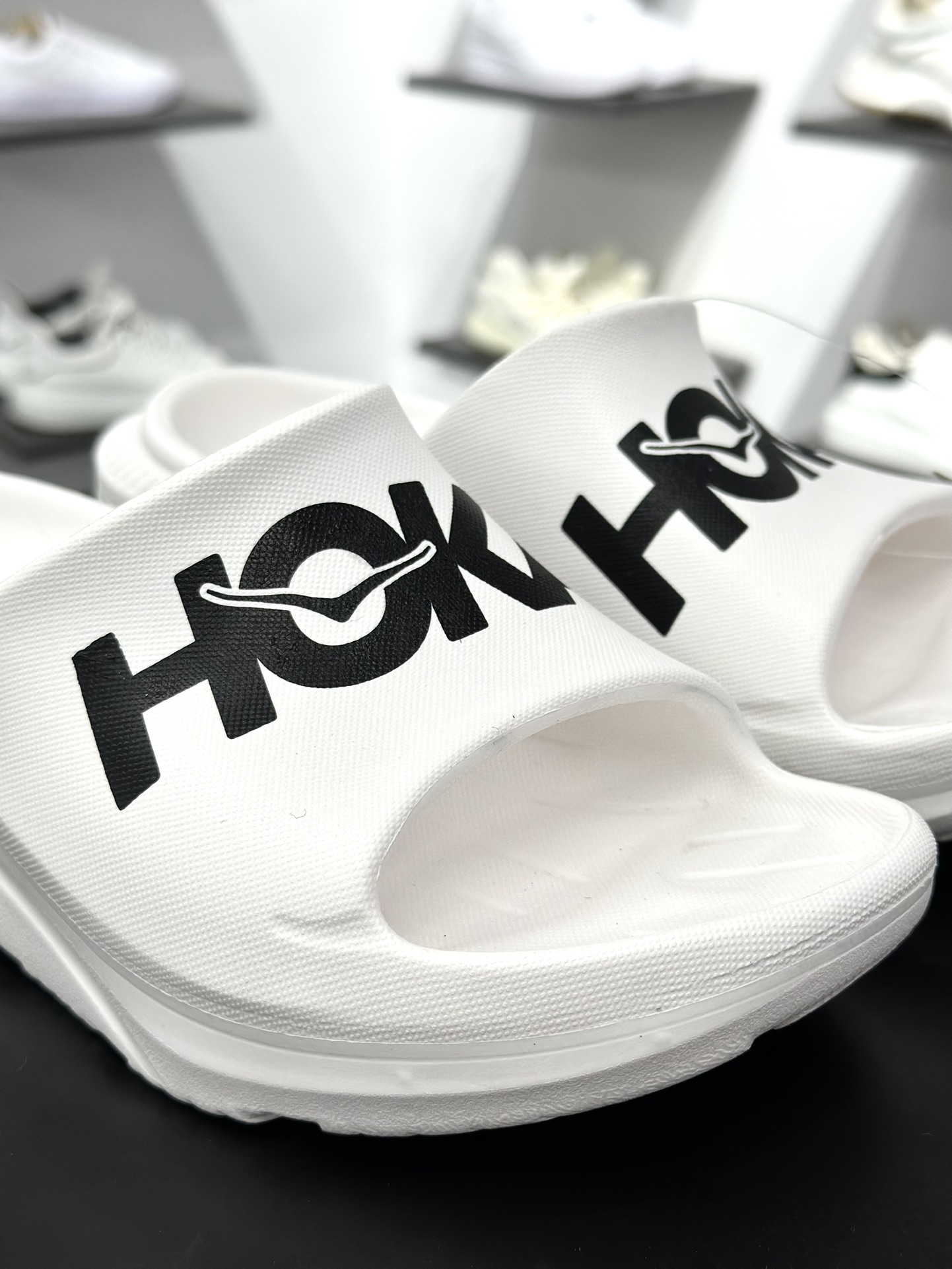裸鞋圈最强HOKA ONE ONE Ora Athletic Slide 市场稀缺货源 上图即是独家产品 知名运动拖鞋
