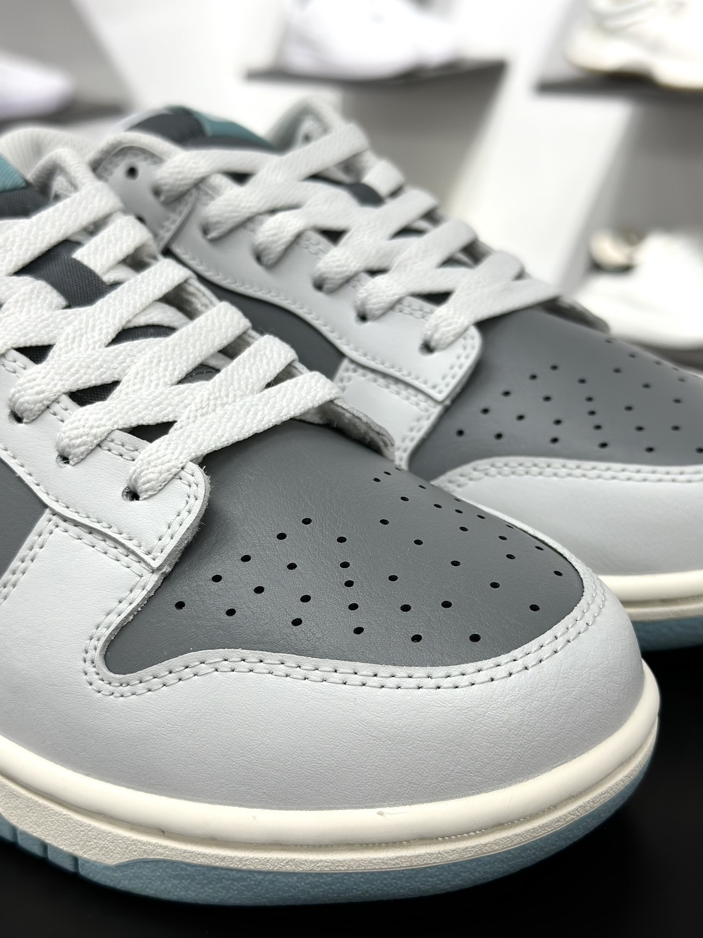 200 NIKE SB Dunk Low HF5441-001