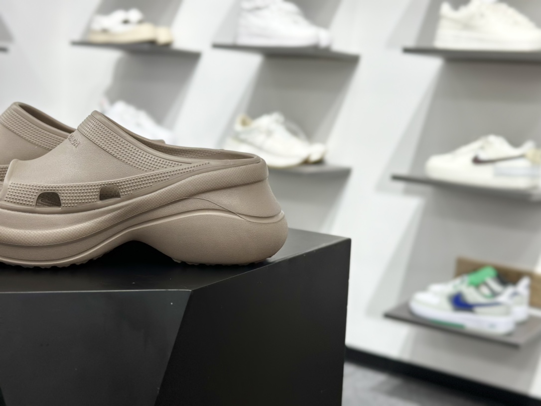 巴黎世家BALENCIAGA x Crocs Cruise Platform Mule Sandals 克鲁斯涉水百搭休闲包头式凉拖鞋式凉鞋”豆沙黄”720762 W1S8E 2500