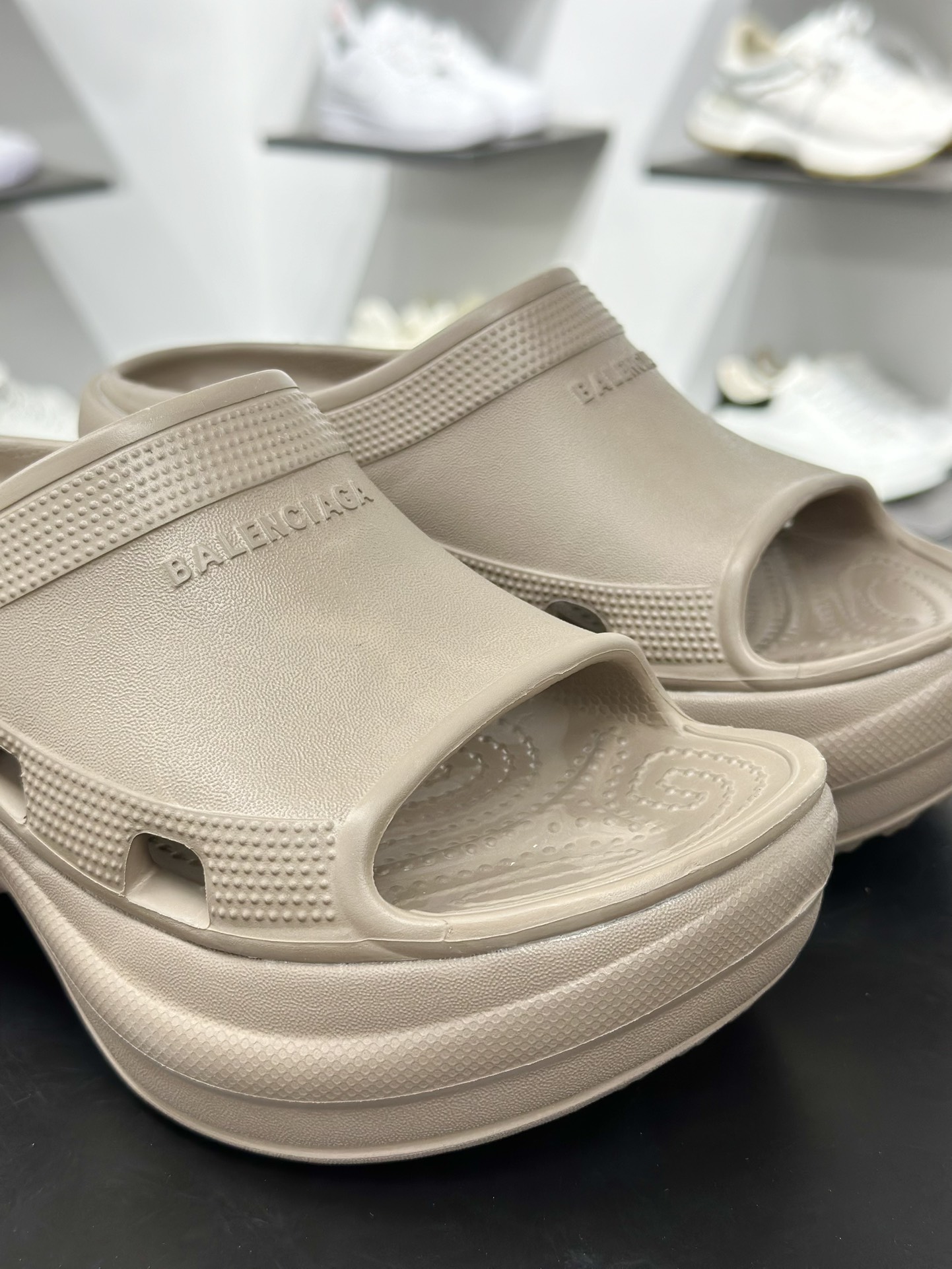 巴黎世家BALENCIAGA x Crocs Cruise Platform Mule Sandals 克鲁斯涉水百搭休闲包头式凉拖鞋式凉鞋”豆沙黄”720762 W1S8E 2500
