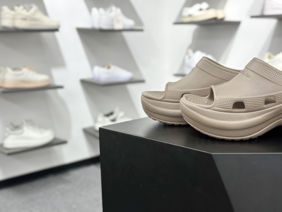 巴黎世家BALENCIAGA x Crocs Cruise Platform Mule Sandals 克鲁斯涉水百搭休闲包头式凉拖鞋式凉鞋”豆沙黄”720762 W1S8E 2500