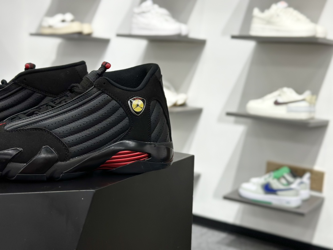 Air Jordan AJ14 “Last Shot”黑红以法拉利 550 Maranello 为设计灵感类似跑车的全新流线鞋型