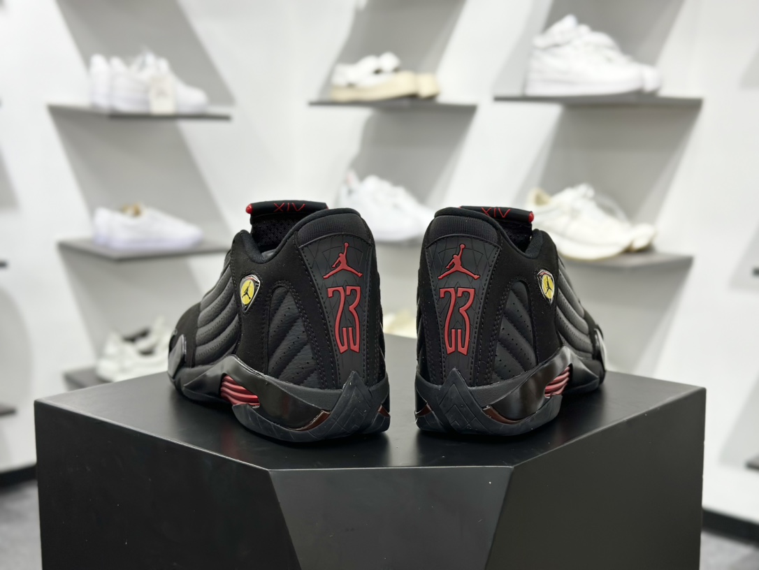 Air Jordan AJ14 “Last Shot”黑红以法拉利 550 Maranello 为设计灵感类似跑车的全新流线鞋型