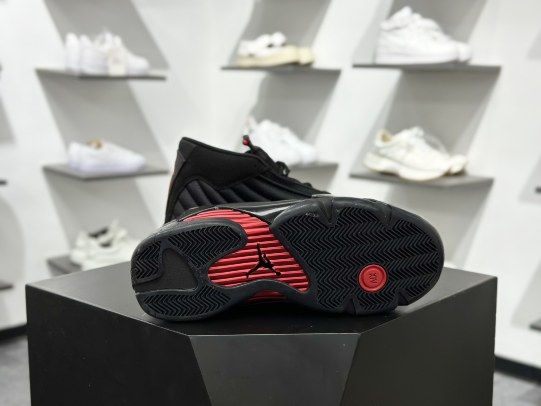 Air Jordan AJ14 “Last Shot”黑红以法拉利 550 Maranello 为设计灵感类似跑车的全新流线鞋型