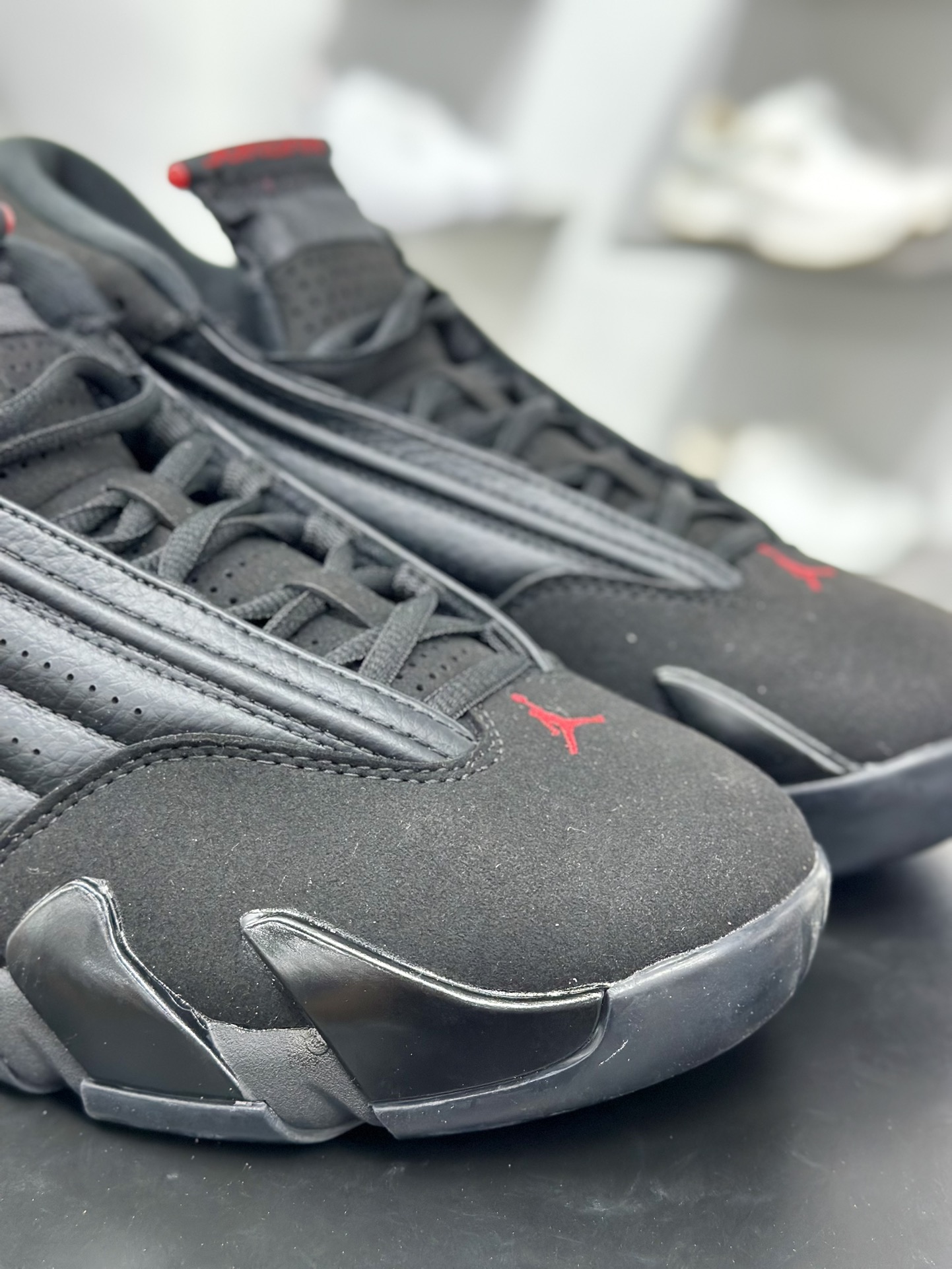 Air Jordan AJ14 “Last Shot”黑红以法拉利 550 Maranello 为设计灵感类似跑车的全新流线鞋型
