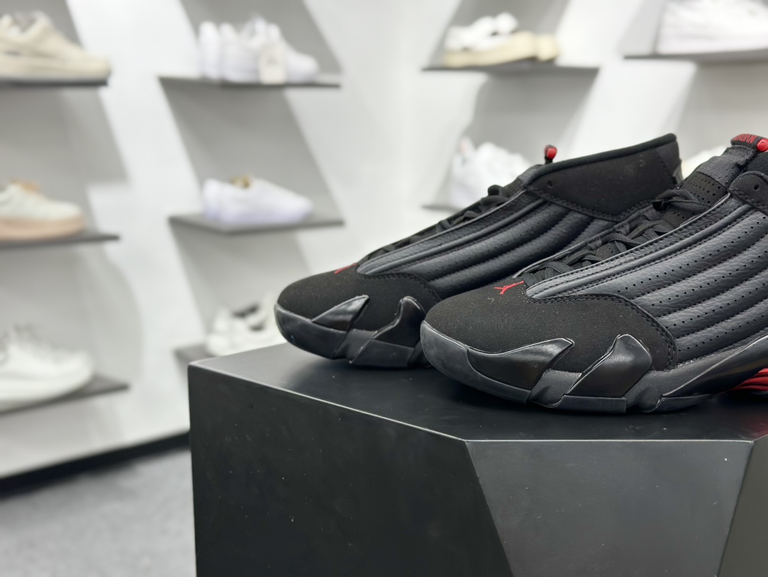 Air Jordan AJ14 “Last Shot”黑红以法拉利 550 Maranello 为设计灵感类似跑车的全新流线鞋型