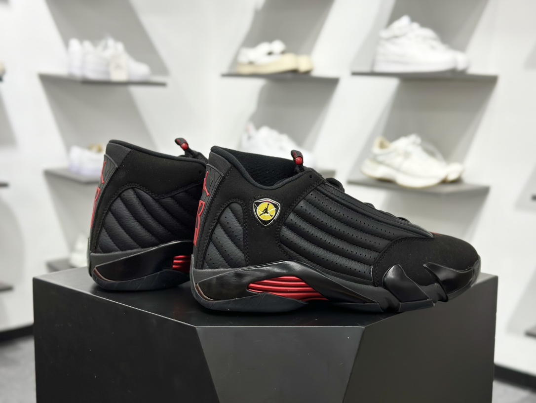 Air Jordan AJ14 “Last Shot”黑红以法拉利 550 Maranello 为设计灵感类似跑车的全新流线鞋型
