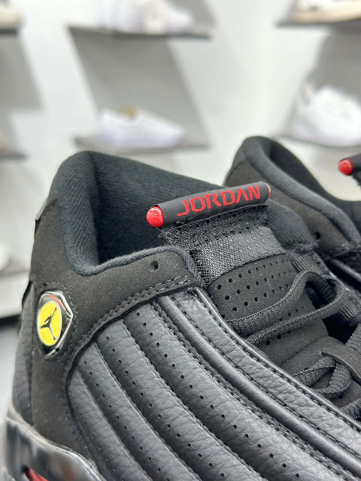 Air Jordan AJ14 “Last Shot”黑红以法拉利 550 Maranello 为设计灵感类似跑车的全新流线鞋型