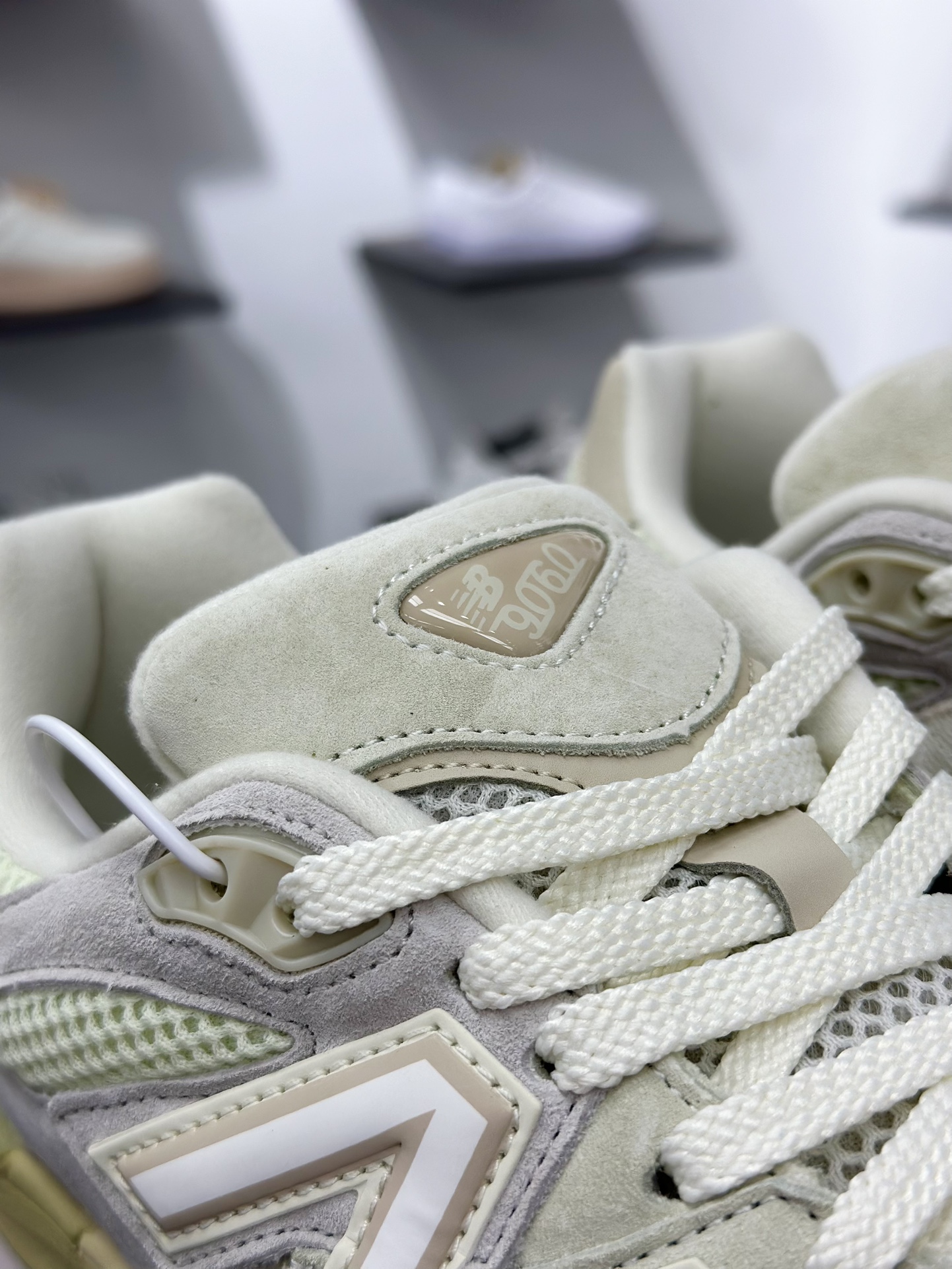 New Balance NB9060 联名款 复古休闲运动慢跑鞋 米灰色 U9060EEP