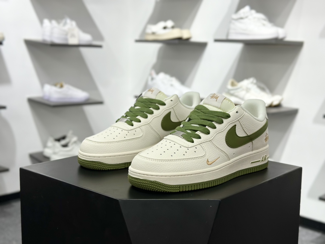 260 斯图西Stussy x Nike Air Force 1′07 Low”Stussy”空军一号板鞋“联名米白橄榄绿金斯图西刺绣双钩” XX3168-151
