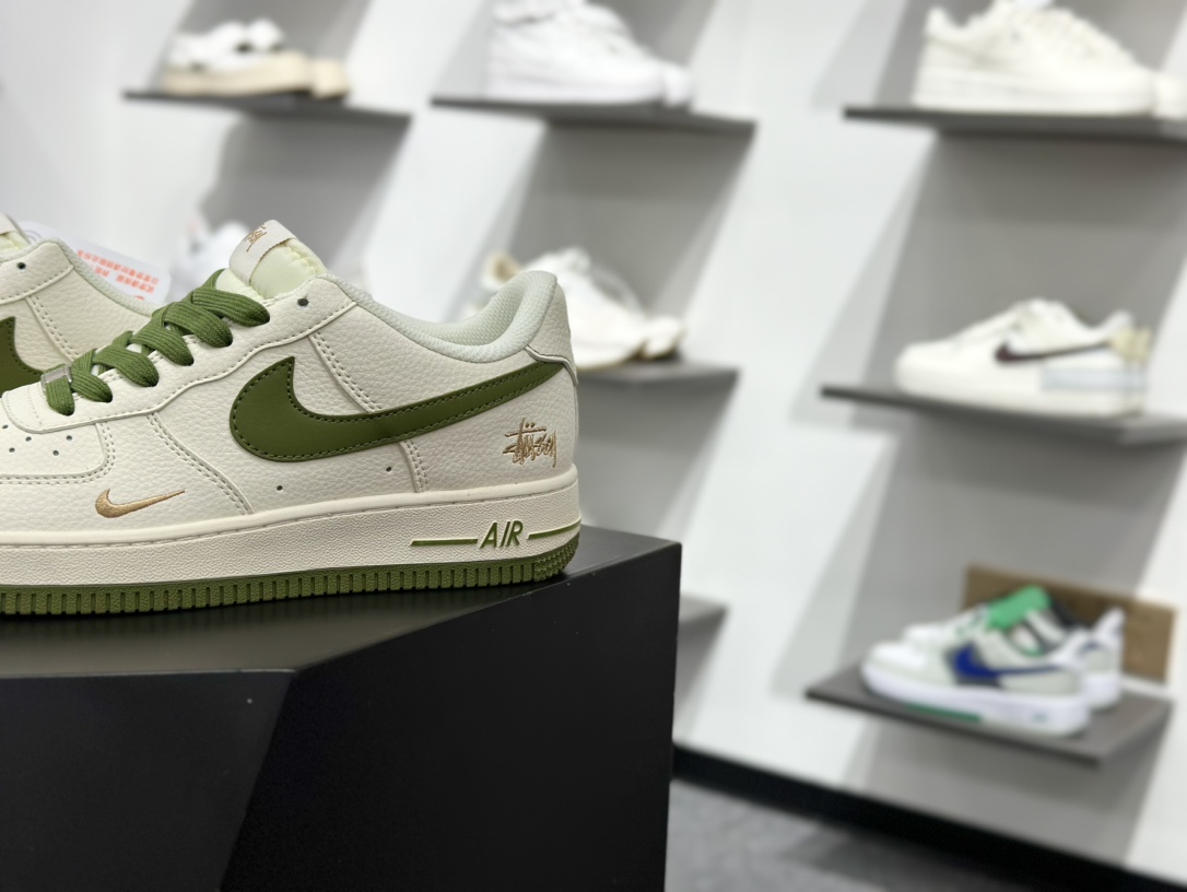 260 斯图西Stussy x Nike Air Force 1′07 Low”Stussy”空军一号板鞋“联名米白橄榄绿金斯图西刺绣双钩” XX3168-151
