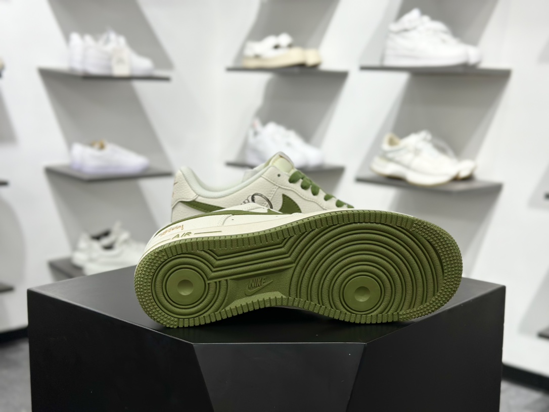 260 斯图西Stussy x Nike Air Force 1′07 Low”Stussy”空军一号板鞋“联名米白橄榄绿金斯图西刺绣双钩” XX3168-151