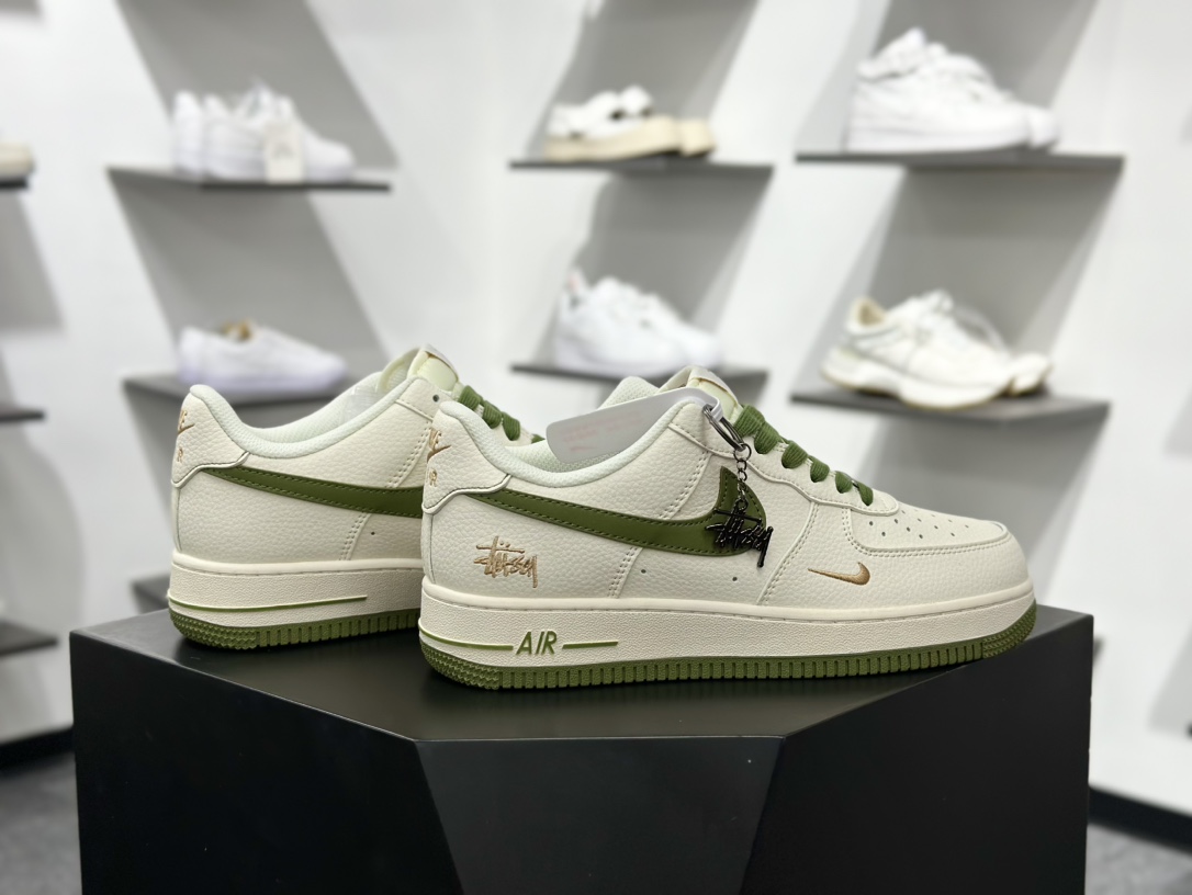 260 斯图西Stussy x Nike Air Force 1′07 Low”Stussy”空军一号板鞋“联名米白橄榄绿金斯图西刺绣双钩” XX3168-151