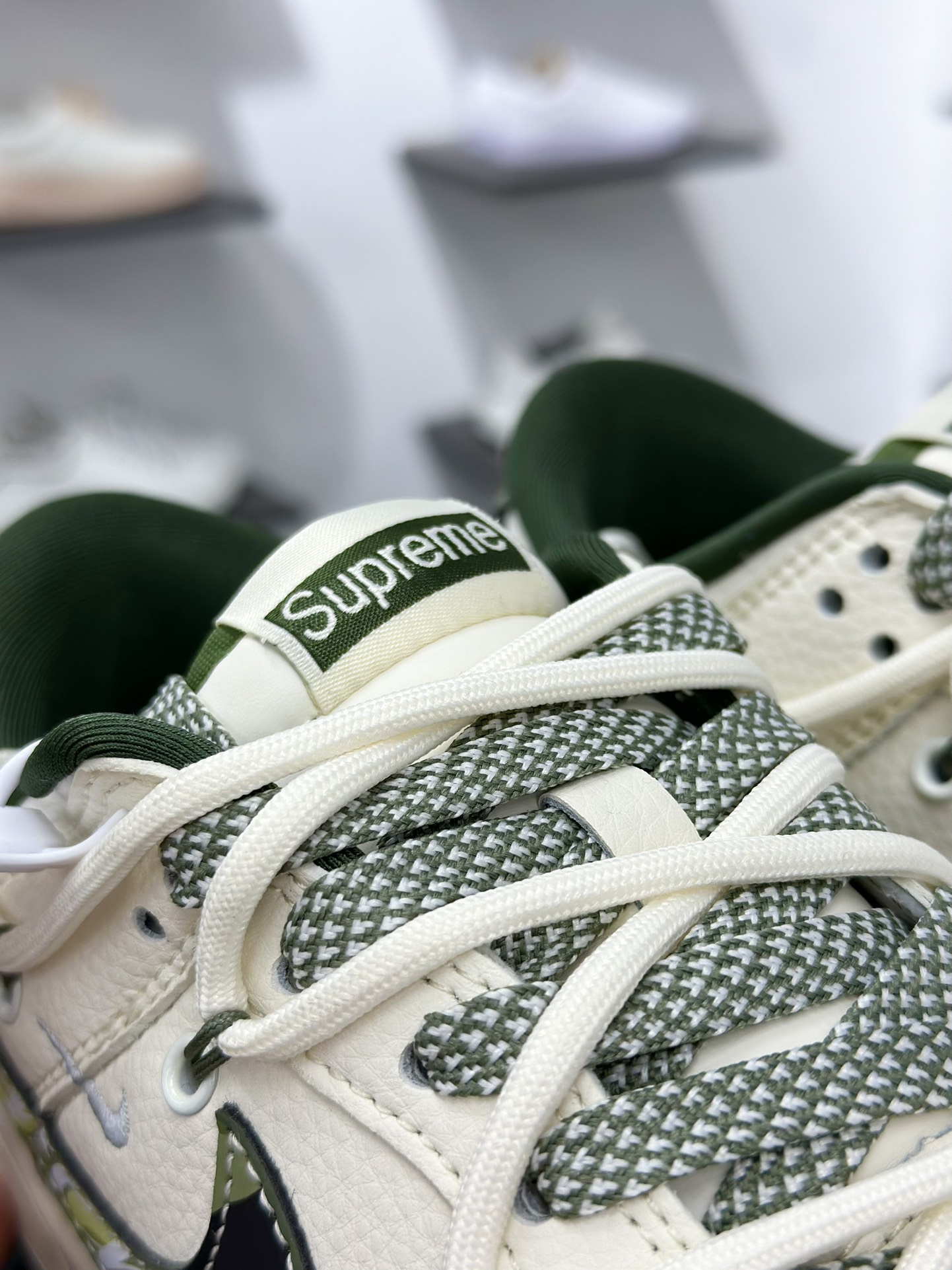 300 Nike SB Dunk Low x Supreme 白绿小勾满天星 DM6868-081