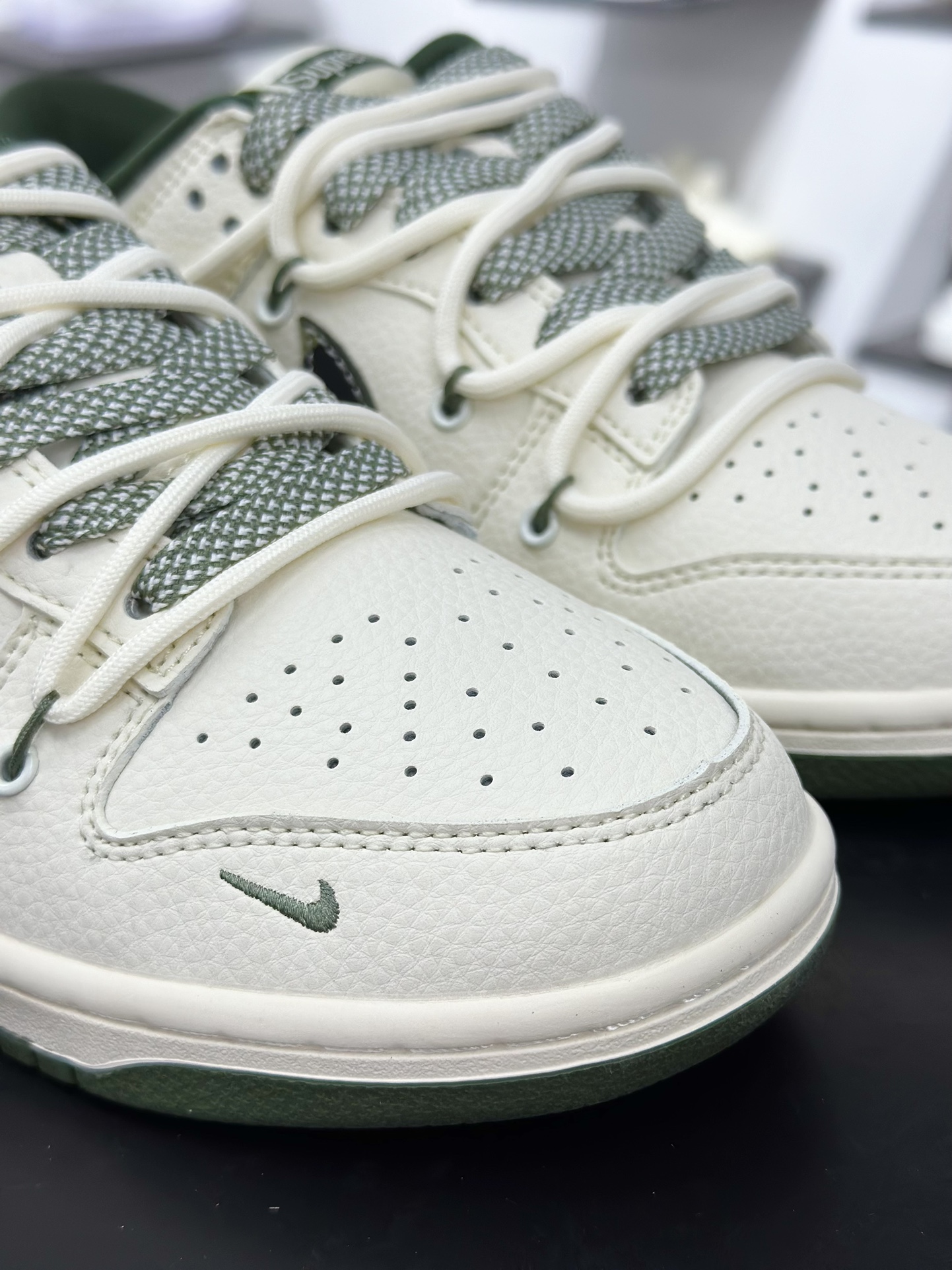 300 Nike SB Dunk Low x Supreme 白绿小勾满天星 DM6868-081